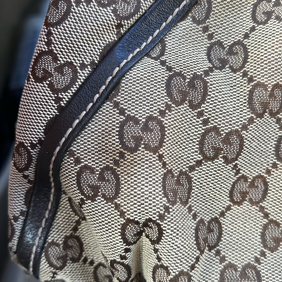 Vintage Gucci Shoulder Bag. Come with free wallet - Picture 11 of 16